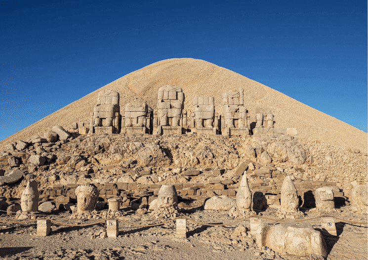 Tumulus funéraire du Nemrut Dağı, site archéologique classé à l’UNESCO en Anatolie orientale