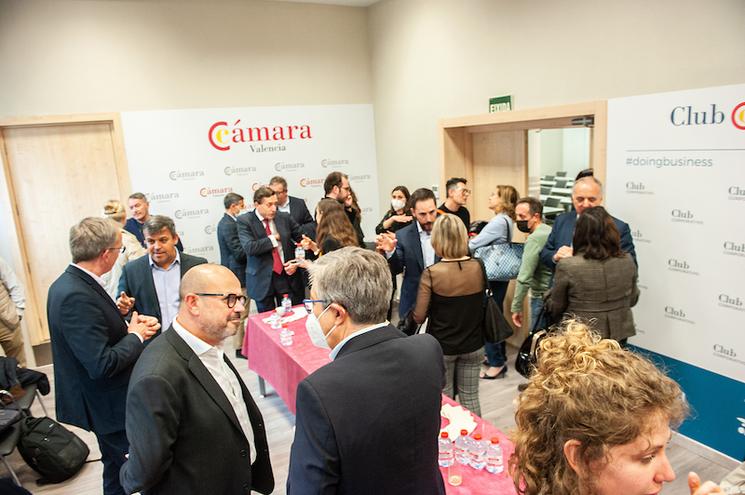 des personnes en train de manger et discuter lors du networking de la camara de comercio de Valencia