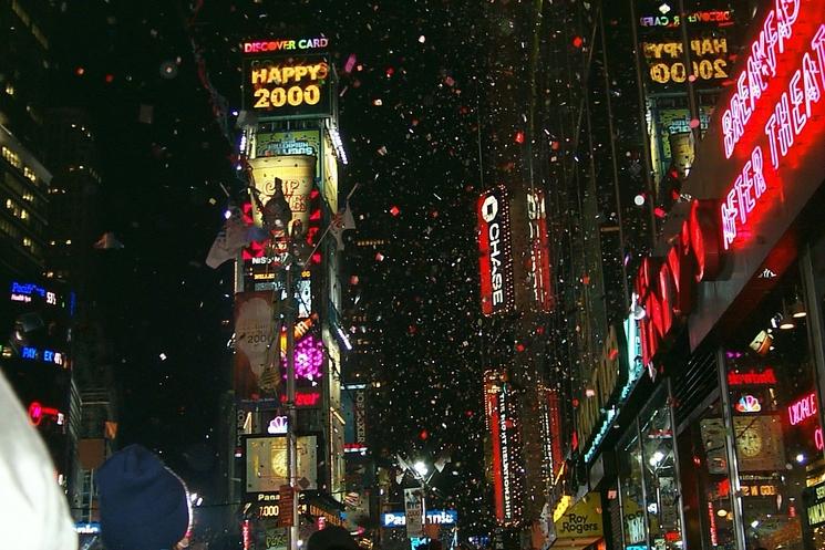 Des confettis tombant du ciel pour le passage à l'année 2000 à New York.