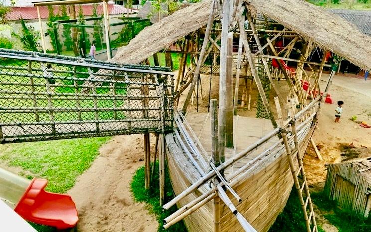 Aire de jeu en forme de bateau pirate au restaurant Nic's