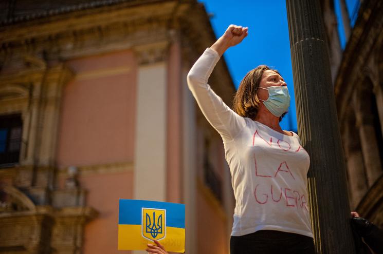 une femme debout le poing levé