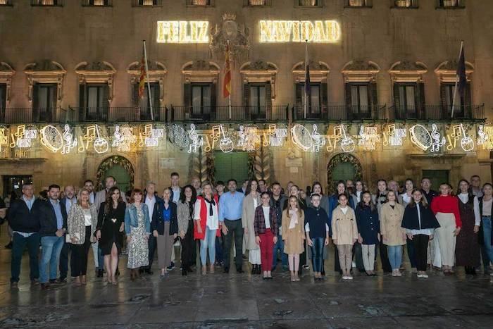 les équipes des la mairie d'Alicante et les reines des Hogueras devant l'hotel de ville pour célébrer les fetes de Noel