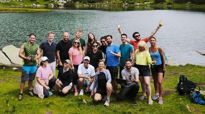 Groupe de digital nomads en randonnée