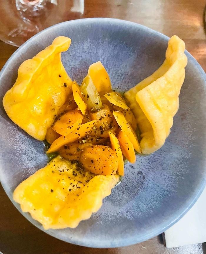 Assiette de carotte avec blé soufflée