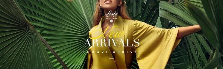 une femme au milieu de feuilels de palmiers