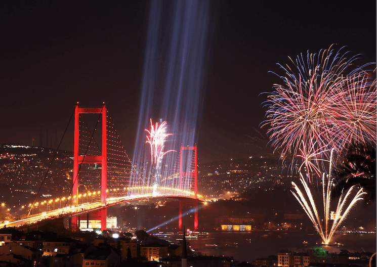 Feux d’artifice du Nouvel An autour du pont du Bosphore à Istanbul