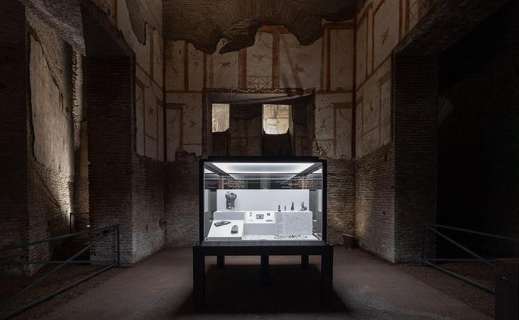 objets antiques exposés dans une crypte sombre