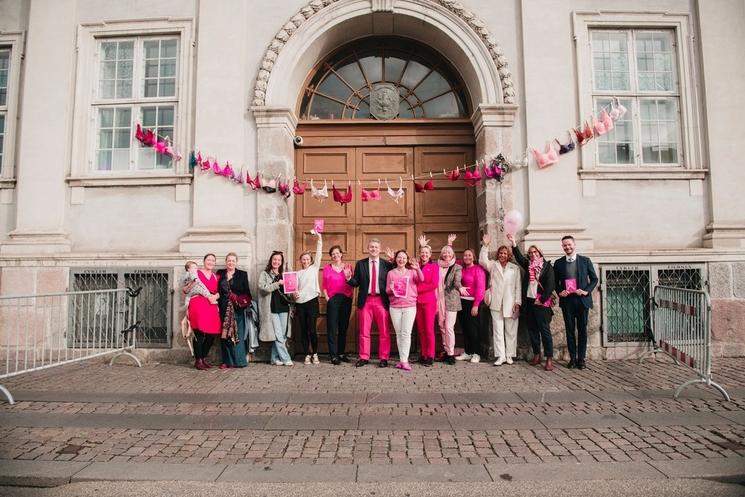 octobre rose devant l'ambassade de France à Copenhague