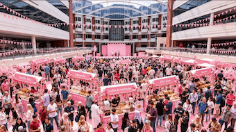 Une foule de personne habillée en rose pour octobre rose
