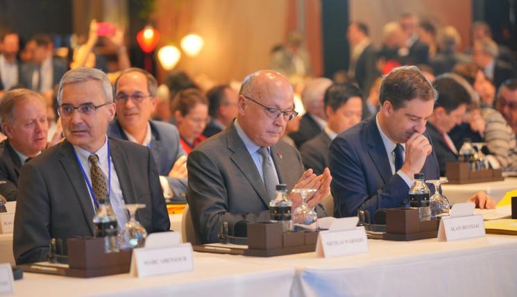 Ministre chargé du commerce extérieur, de l’attractivité et des Français de l’étranger Olivier BECHT, ministre vietnamien au Plan et à l’Investissement TRAN Duy Dong, et ancien Ministre et commissaire européen Michel Barnier