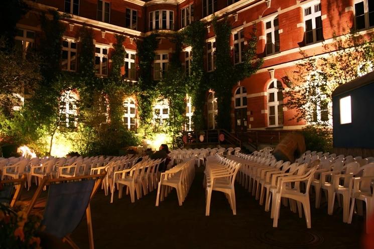 La cour de la bibliothèque accueille le cinéma en plein air à Spandau