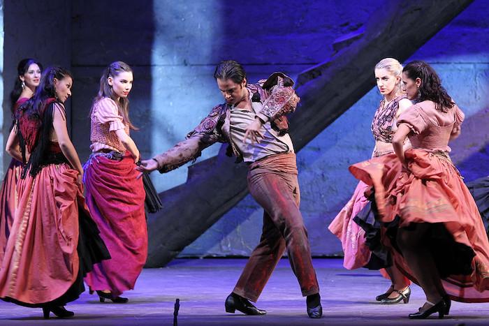 un moment de l'opera avec José qui danse
