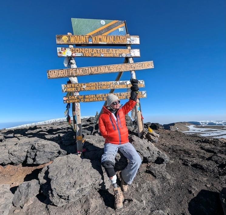 Opération Kili 2.0 : Sarah de Lagarde, la première femme doublement amputée à atteindre le sommet du Kilimandjaro (août 2024)