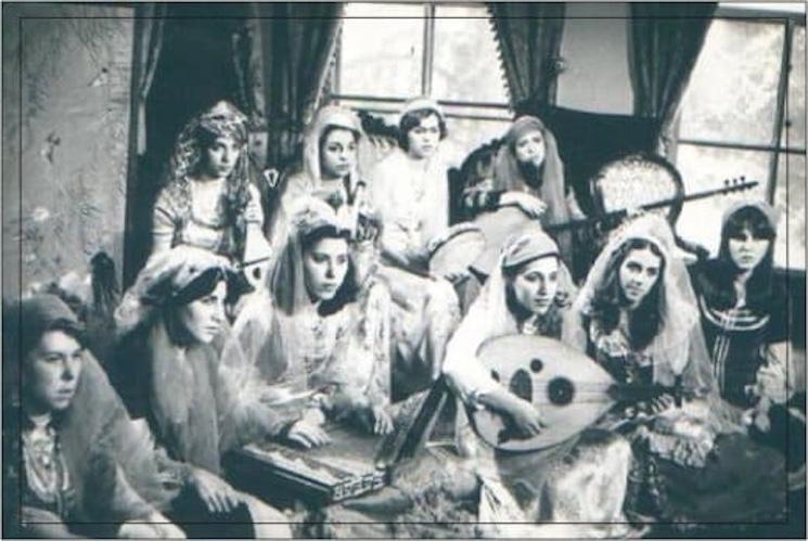 Groupe de musiciennes jouant des instruments traditionnels dans un palais ottoman.