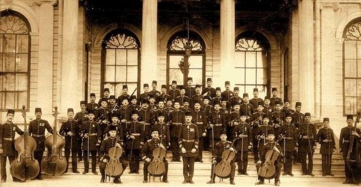 Orchestre du palais ottoman composé de musiciens en uniforme jouant des instruments classiques.