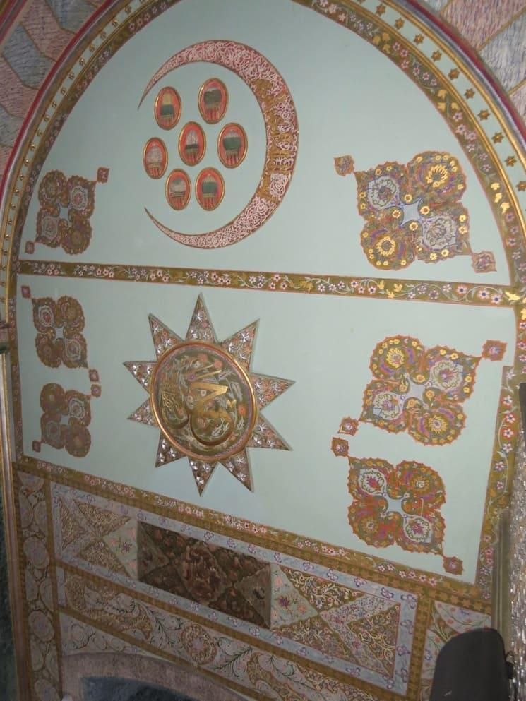 Ornements muraux de la mosquée Yeşil à Kütahya, décorés de dorures et de motifs floraux ottomans.