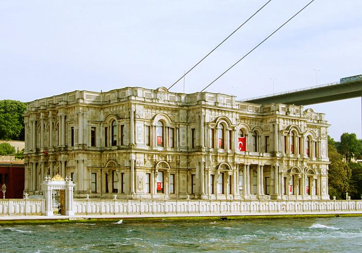 Vue du palais de Beylerbeyi à Istanbul, un ancien palais ottoman situé sur les rives du Bosphore.