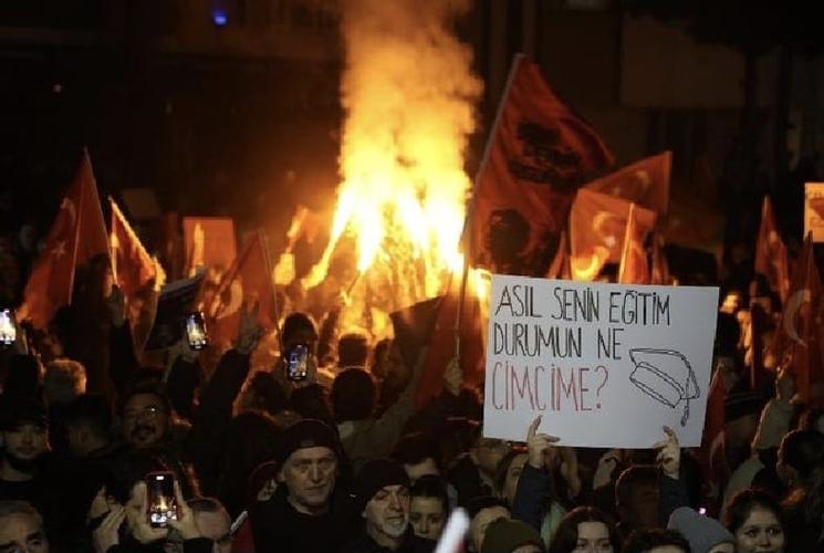 Pancarte d’un manifestant questionnant ironiquement le niveau d’éducation d’un responsable politique