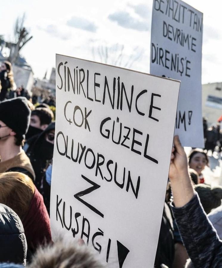 Pancarte d’un étudiant turc adressée à la génération Z lors d’une manifestation à Istanbul