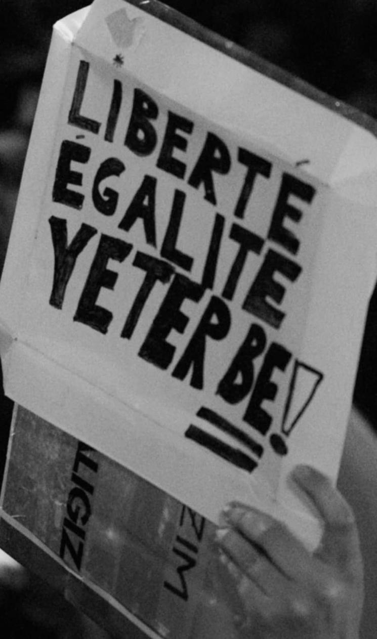 Pancarte d’une manifestation étudiante en Turquie affichant le slogan « Liberté, égalité, yeter be ! »