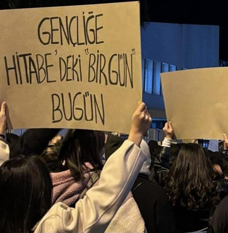 Référence à l’allocution d’Atatürk sur la jeunesse, réinterprétée par des étudiants