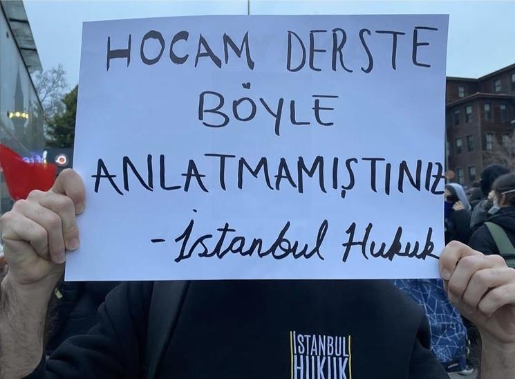 Message ironique adressé à un enseignant, détourné en critique politique