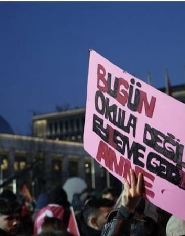 Pancarte rose d’un étudiant expliquant à sa mère qu’il va manifester plutôt qu’à l’école