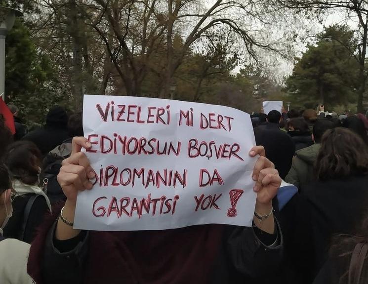 Étudiante exprimant son désenchantement vis-à-vis des examens et du diplôme en Turquie