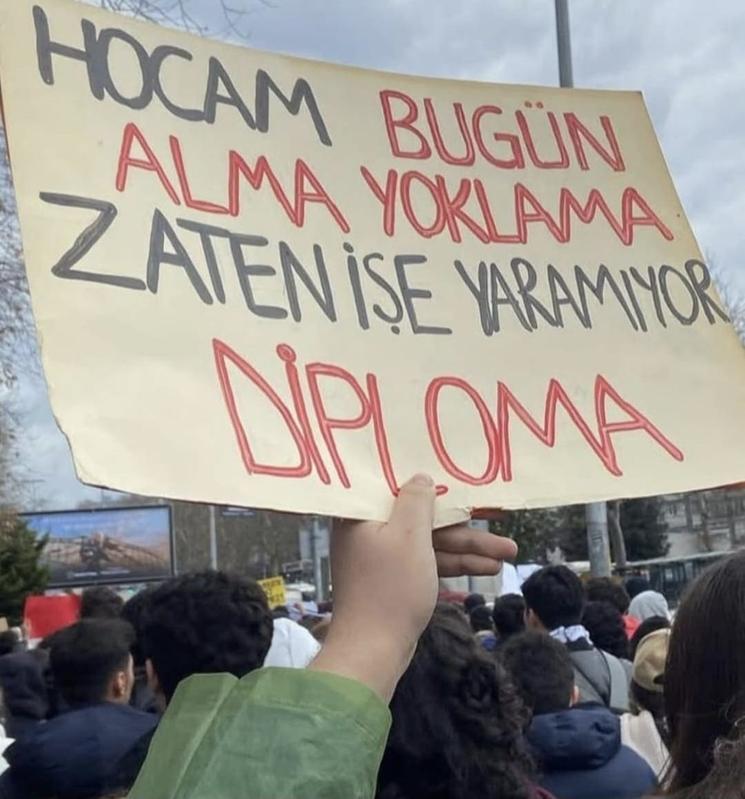 Pancarte d’un étudiant dénonçant l’inutilité perçue du diplôme dans la vie professionnelle