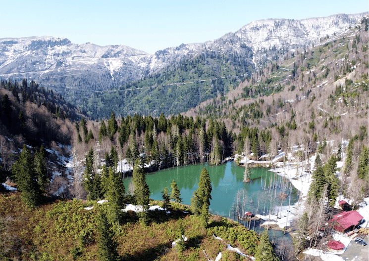 Vue aérienne du parc naturel de Karagöl à Izmir, Turquie, avec son lac entouré de montagnes verdoyantes et de forêts, offrant un cadre paisible pour les amoureux de la nature.