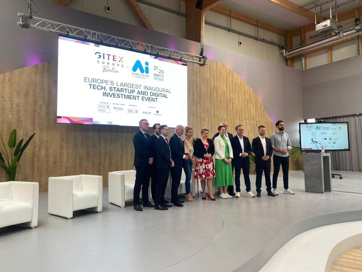 Photo de groupe des participants à la présentation Gitex Europe sur l'estrade du BeachMitte