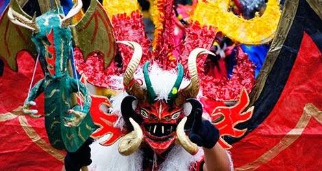 Diable à la Diablada de Píllaro en Équateur