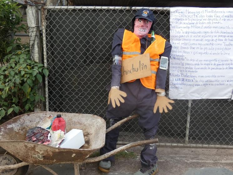 Monigote au Nouvel An en Équateur