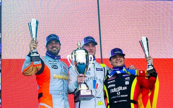 Paul jouffreau avec deux pilotes sur le podium