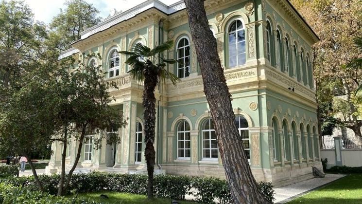 Pavillon de Tophane (Tophane Kasrı) à Istanbul, bâtiment ottoman du XIXe siècle entouré de jardin