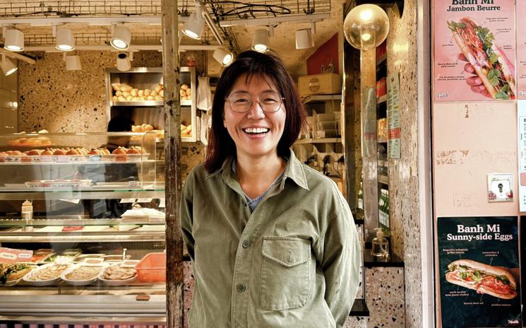 Pearlyn Lee, cofondatrice de Nonette, se tient devant Nonette à Paris