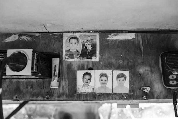 photo noir et blanc du tableau de bord du bateaud e peche