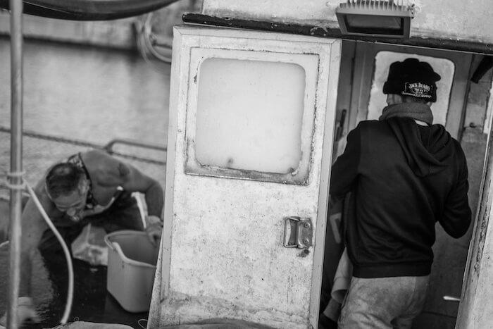 bateau de peche et pecheur de dos