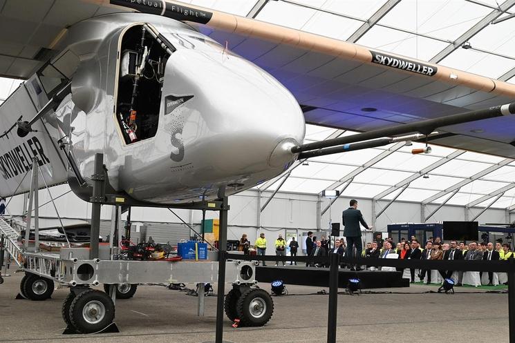 Pedro Sanchez devant Skydweller