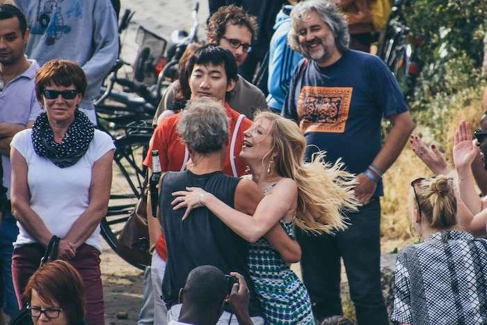 un homme en train d'enlacer une femme dans un concert à Valencia