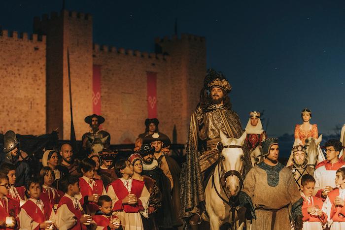 des personnages historiques de l'histoire d'espagne défilent