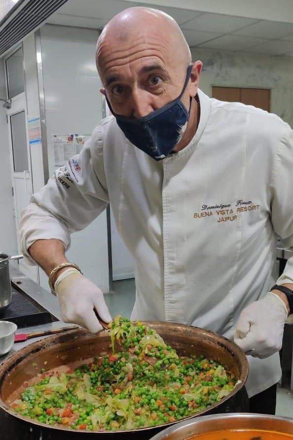 Dominique Fieux préparant des petits pois à la française