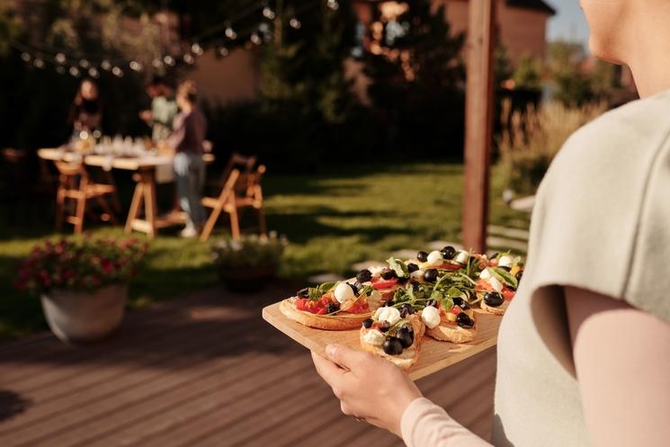 Retour en France : comment aménager un coin repas dans son jardin ?