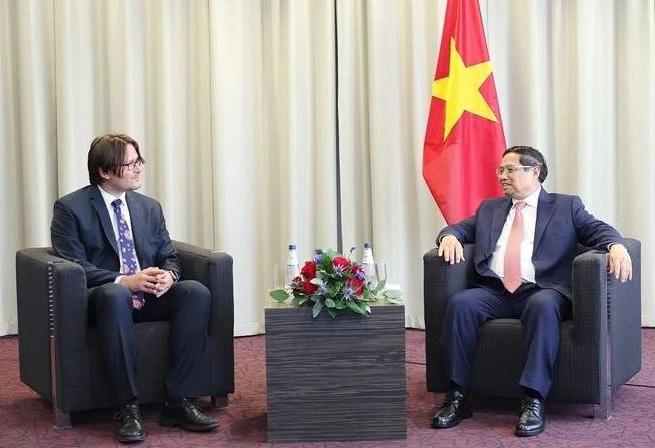 Pham Minh Chinh (à droite) et Jevgeni Kabanov, président du groupe Bolt