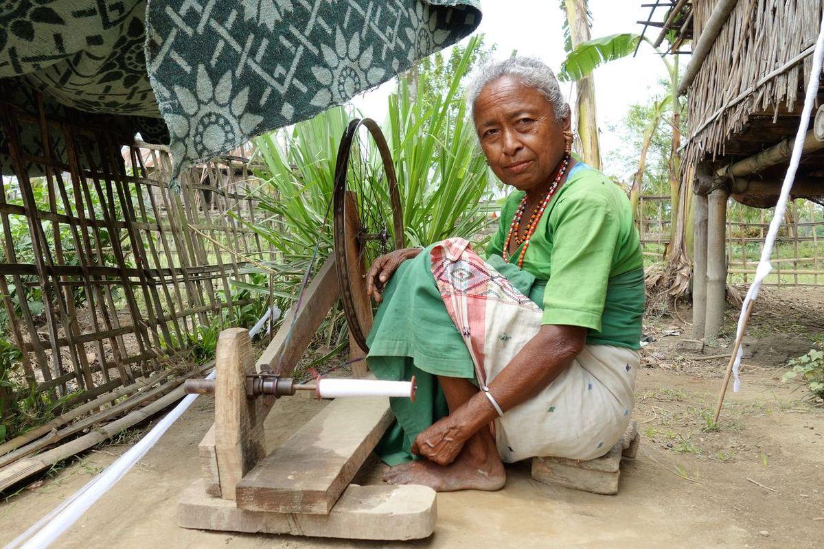 femme inde tisse couture