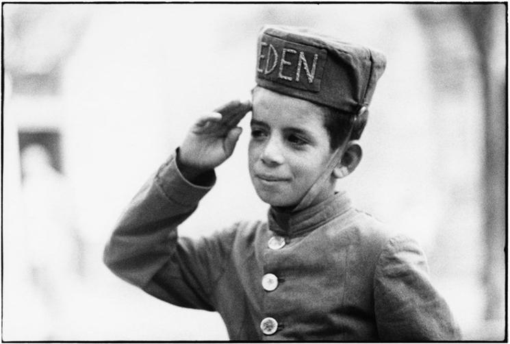 photo d'un petit garçon en noir et blanc