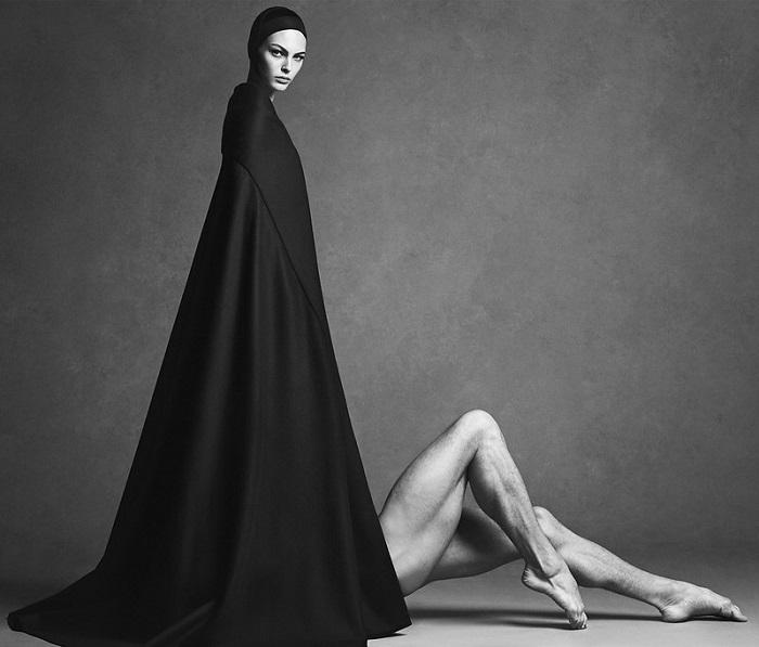 photo en nir et blancd'une femme avec cape noire