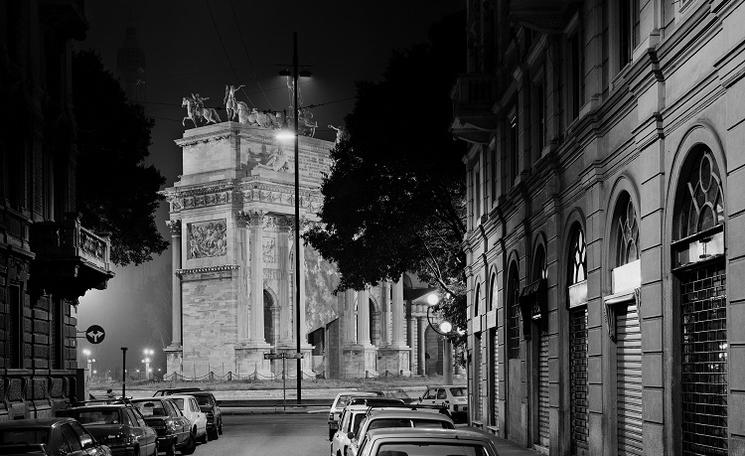 photo noir et blanc rue et monument de Milan la nuit