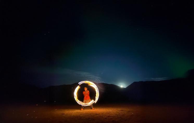 enfant sable feu dance desert