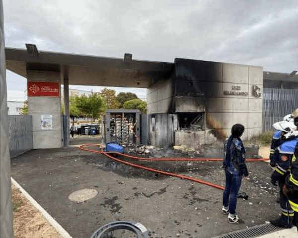 Photo d'une devanture incendiée - source facebook